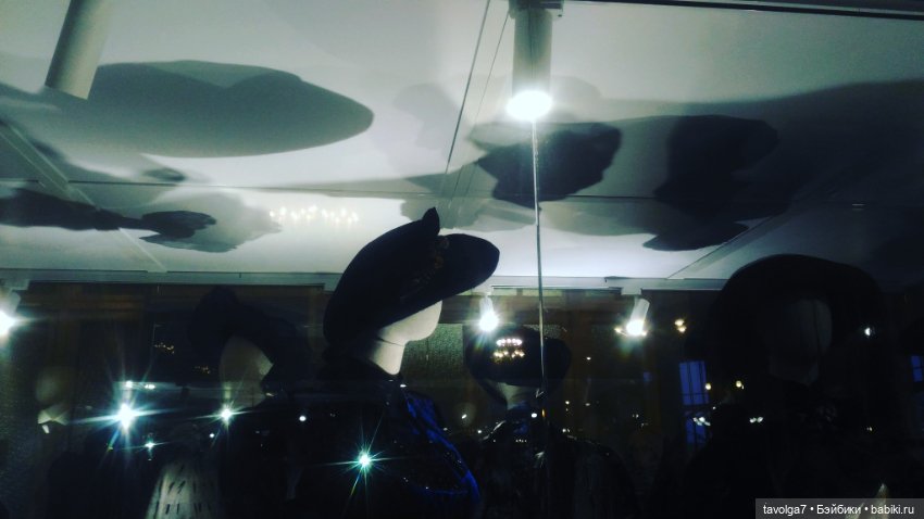 Йоль и выставка платьев эпохи Модерн