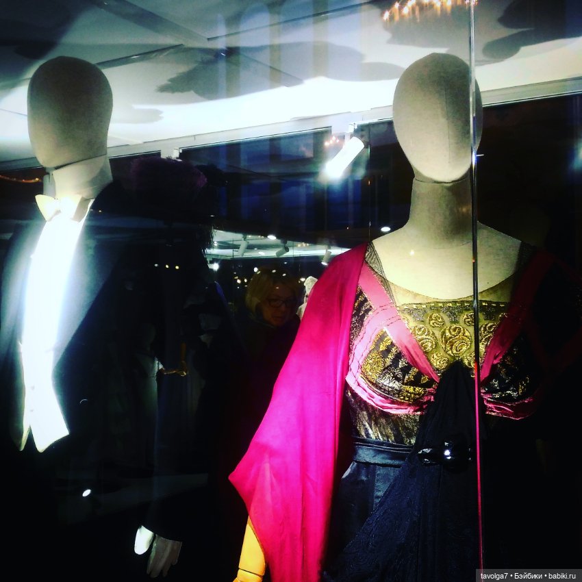 Йоль и выставка платьев эпохи Модерн