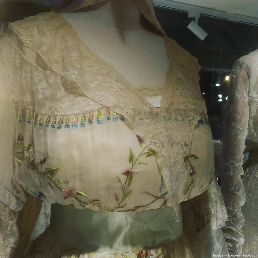 Йоль и выставка платьев эпохи Модерн