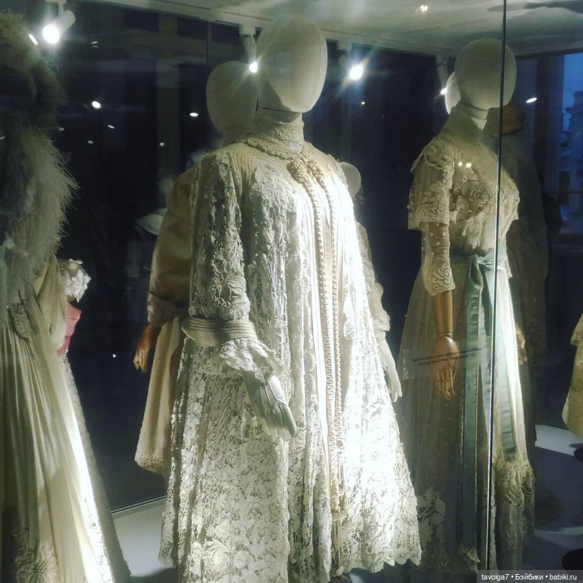 Йоль и выставка платьев эпохи Модерн