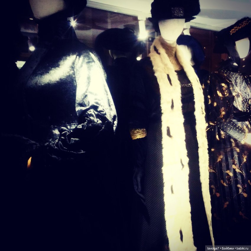 Йоль и выставка платьев эпохи Модерн