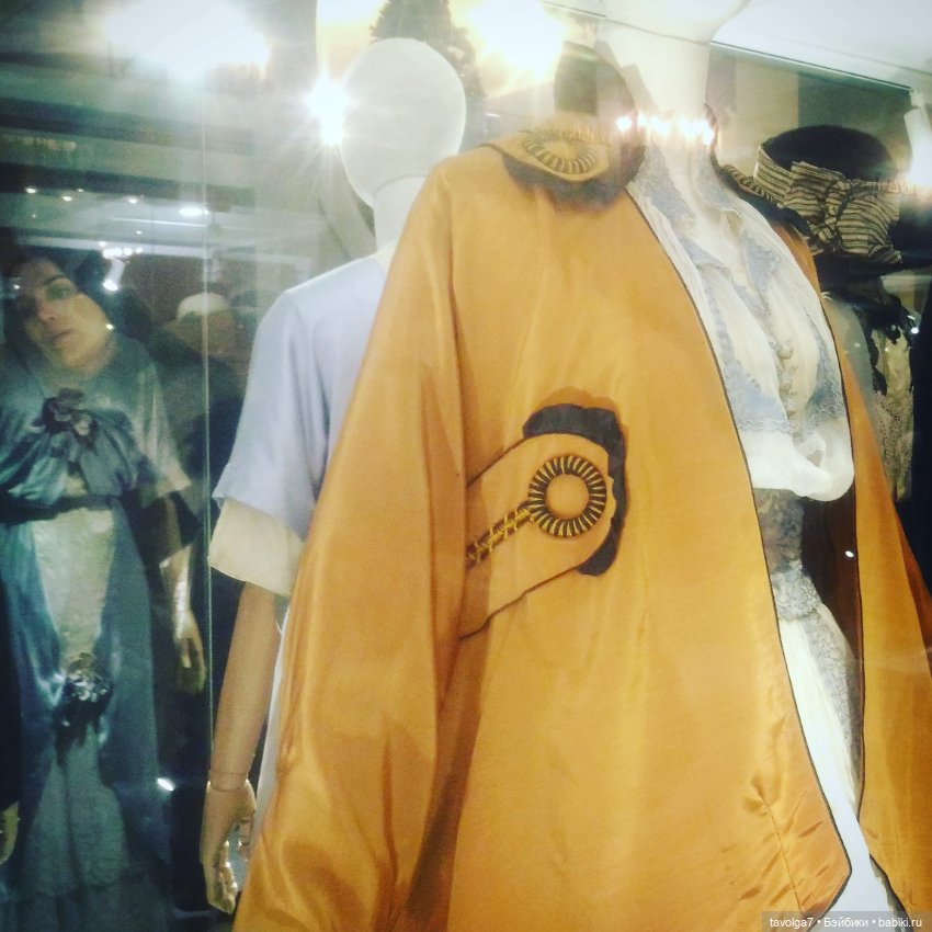 Йоль и выставка платьев эпохи Модерн