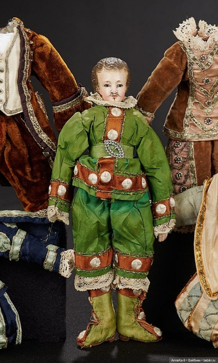 Зелёный цвет нарядов для антикварных кукол@