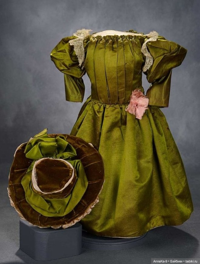 Зелёный цвет нарядов для антикварных кукол@