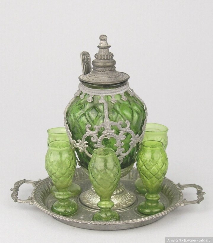 Зелёный цвет нарядов для антикварных кукол@