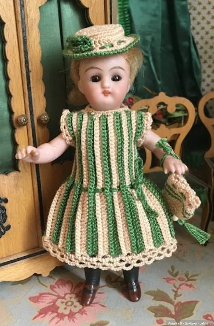 Зелёный цвет нарядов для антикварных кукол@