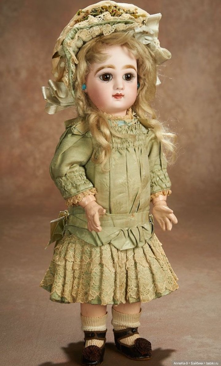 Зелёный цвет нарядов для антикварных кукол@