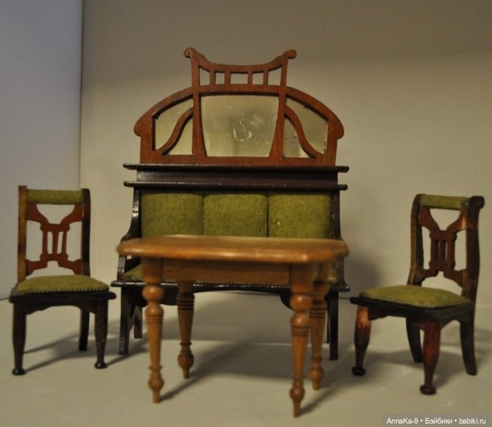 Зелёный цвет нарядов для антикварных кукол@