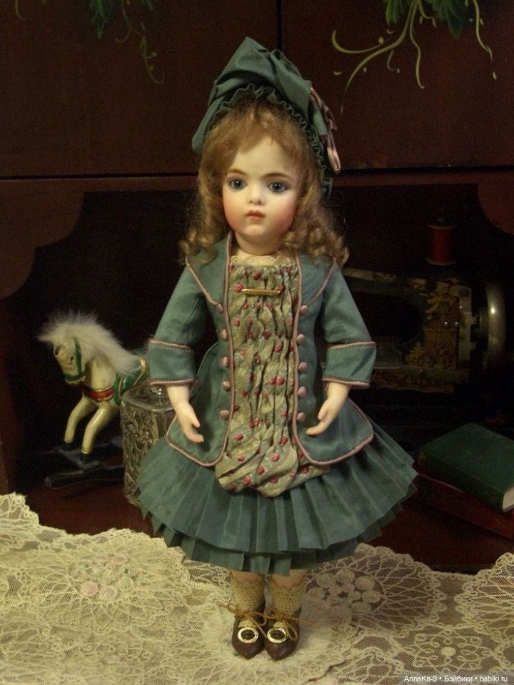 Зелёный цвет нарядов для антикварных кукол@