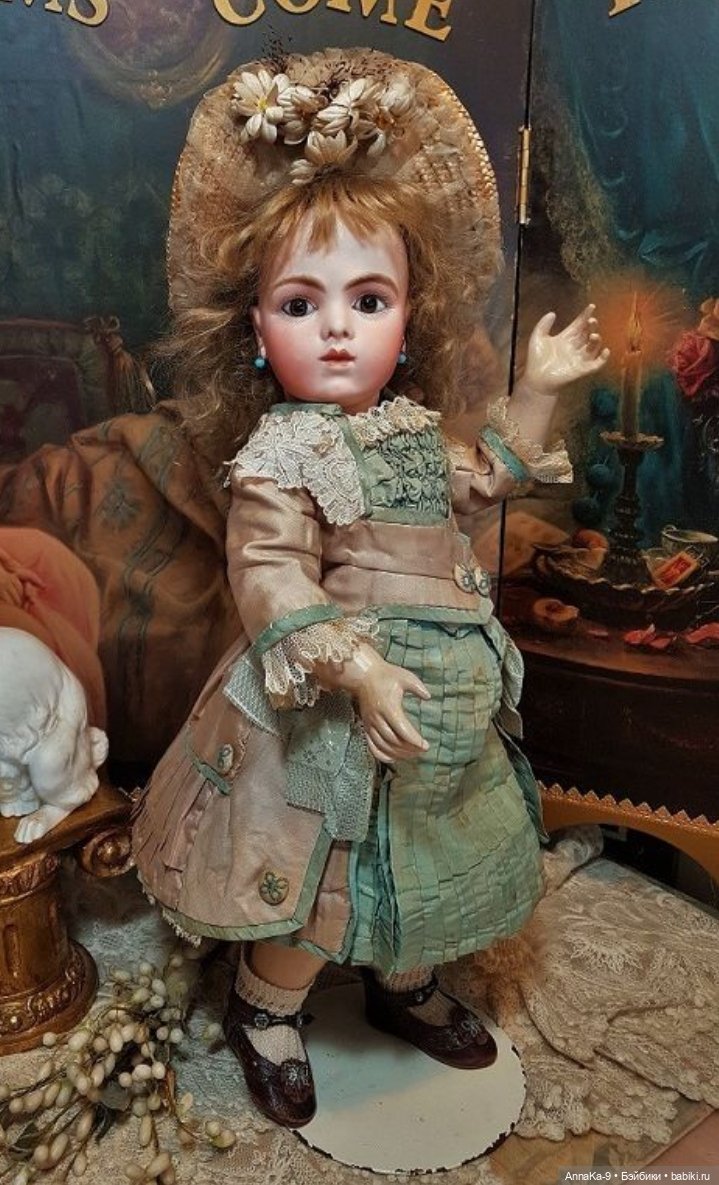 Зелёный цвет нарядов для антикварных кукол@