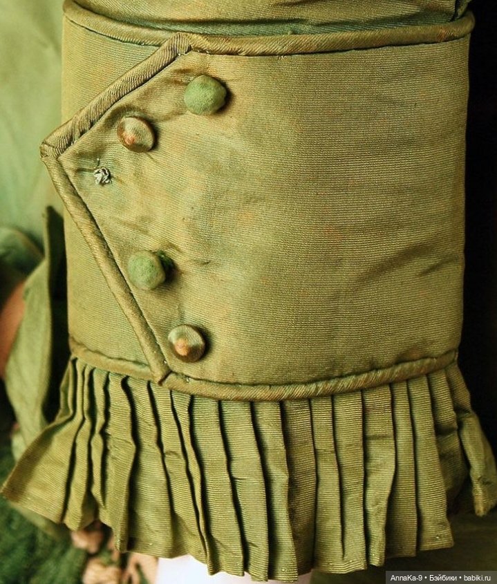 Зелёный цвет нарядов для антикварных кукол@