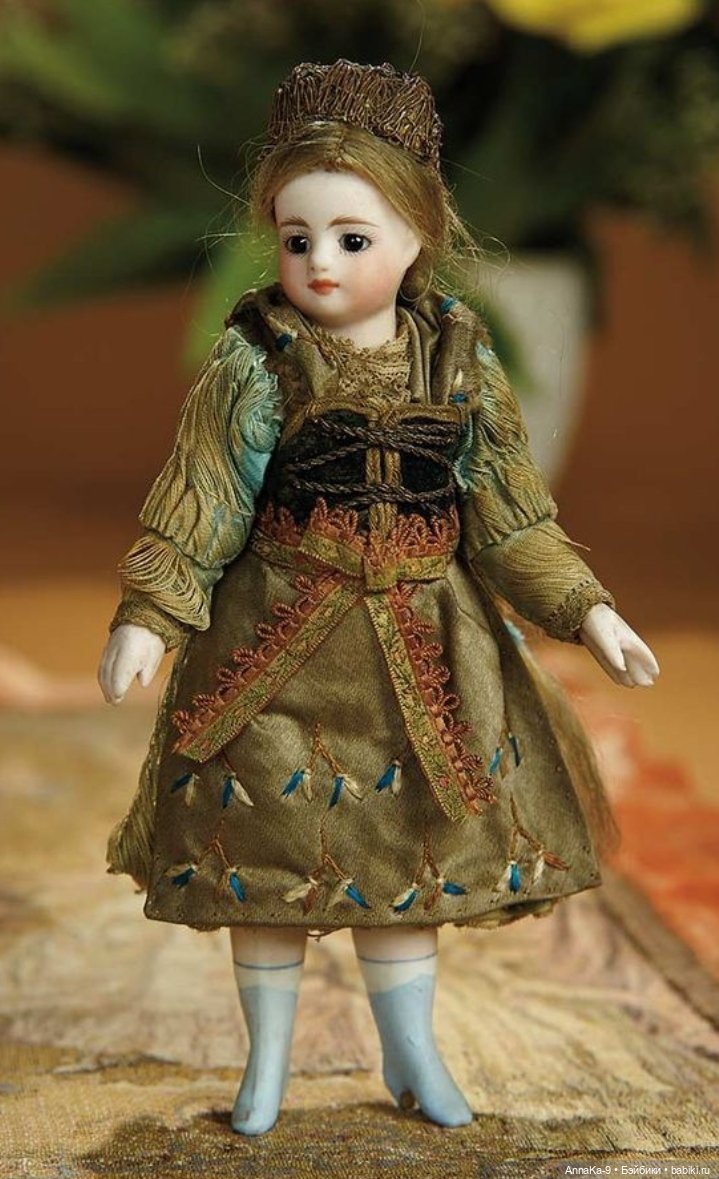 Зелёный цвет нарядов для антикварных кукол@