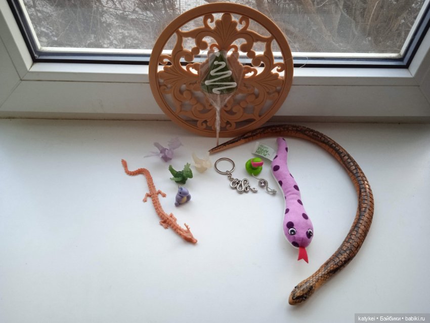 Дракончики передают год змейкам