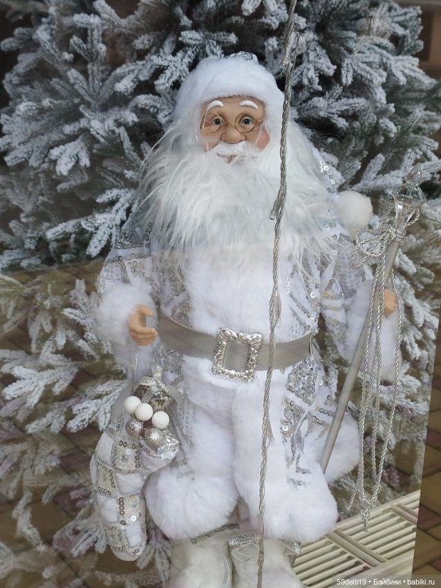 Деды Морозы на витринах магазинов (фото 2)