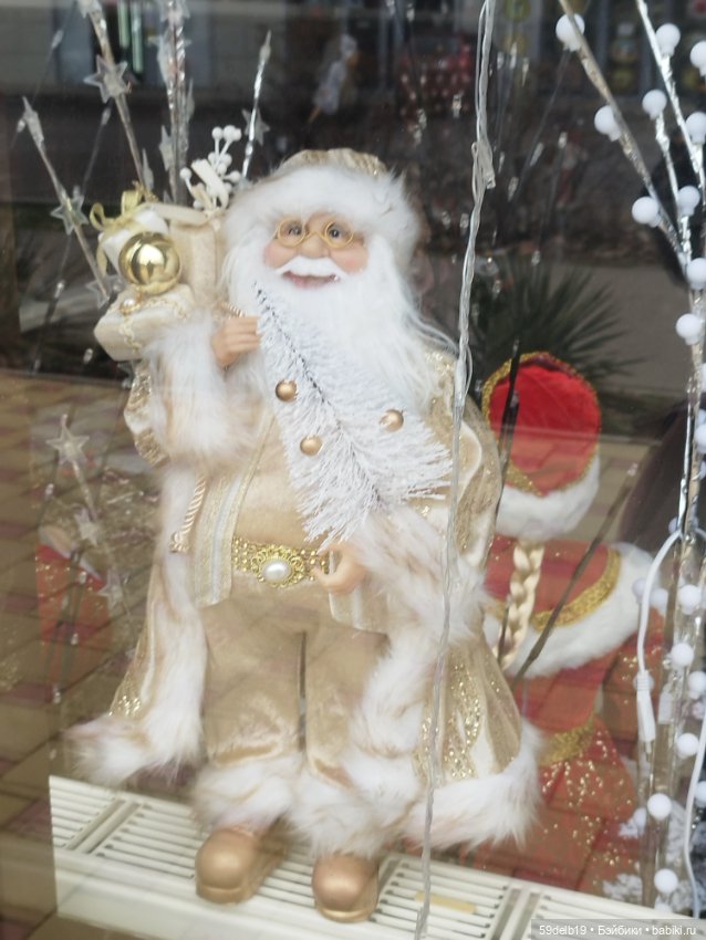 Деды Морозы на витринах магазинов
