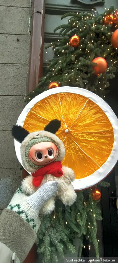 Лабубу путешествует в Рождество:)