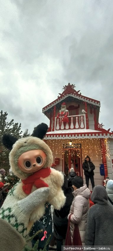 Лабубу путешествует в Рождество:)