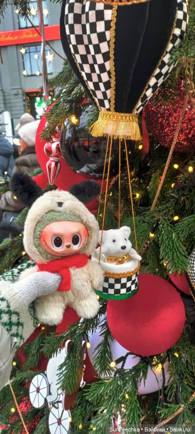 Лабубу путешествует в Рождество:)