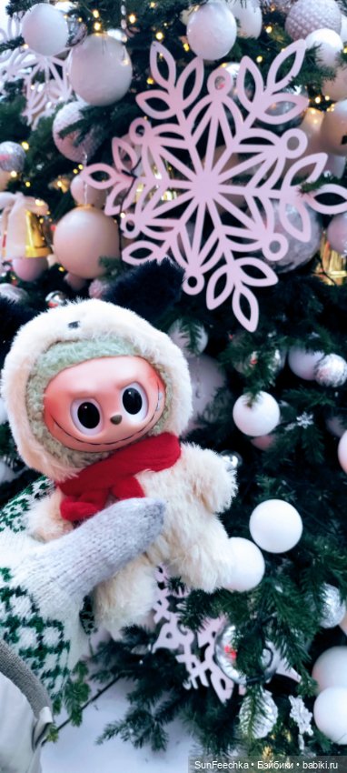 Лабубу путешествует в Рождество:)