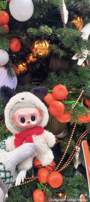 Лабубу путешествует в Рождество:)