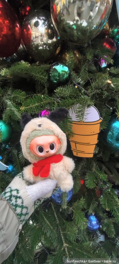 Лабубу путешествует в Рождество:)