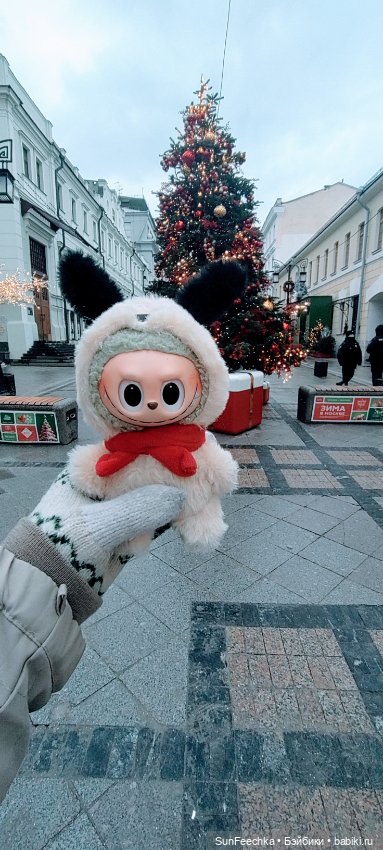 Лабубу путешествует в Рождество:)