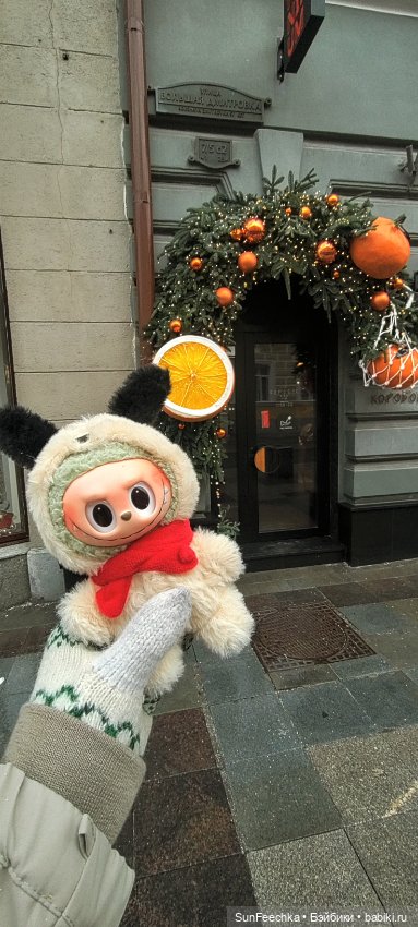 Лабубу путешествует в Рождество:)