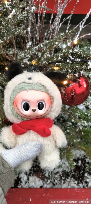 Лабубу путешествует в Рождество:)