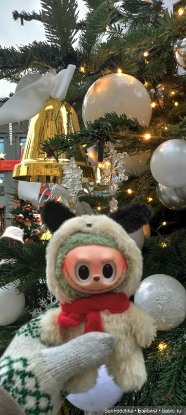 Лабубу путешествует в Рождество:)