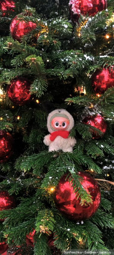 Лабубу путешествует в Рождество:)