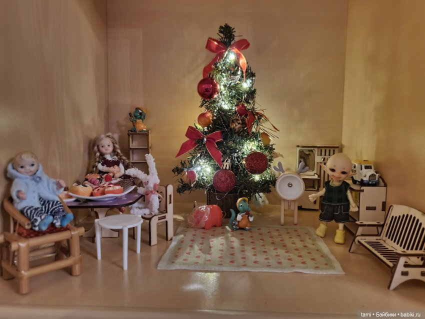Комнатка для мелких куколок))