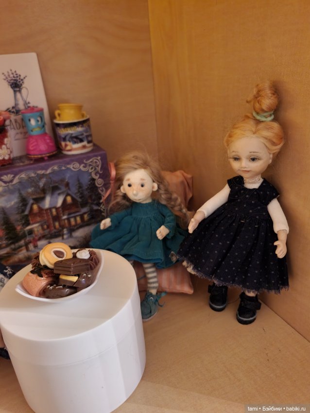 Комнатка для мелких куколок))