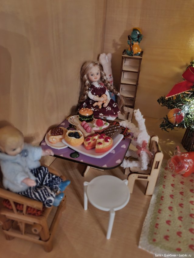 Комнатка для мелких куколок))