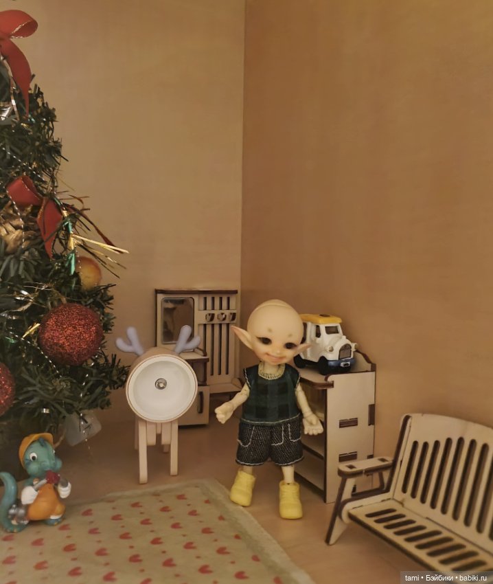 Комнатка для мелких куколок))