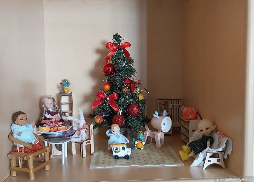 Комнатка для мелких куколок))