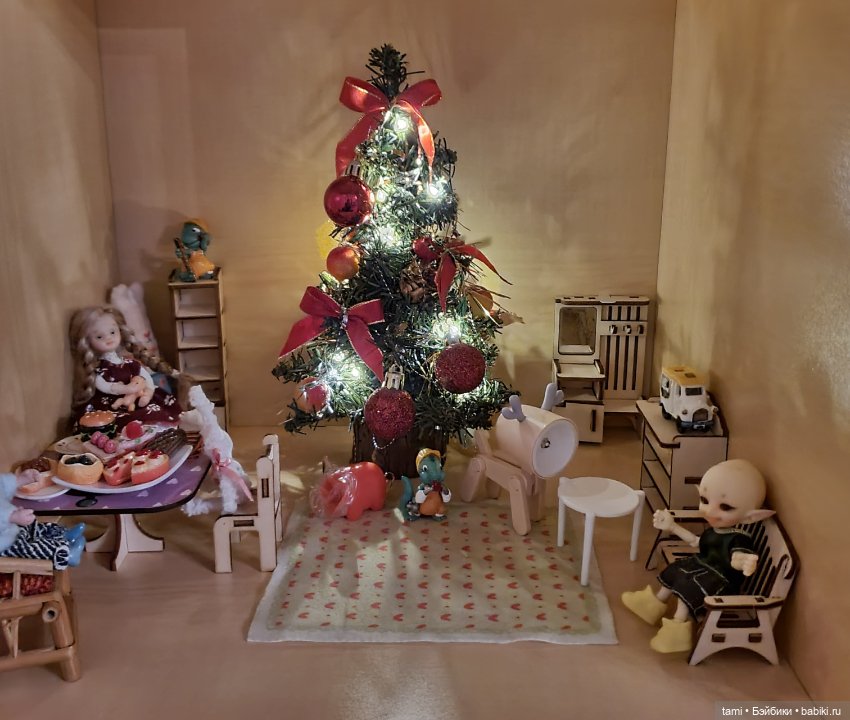 Комнатка для мелких куколок))