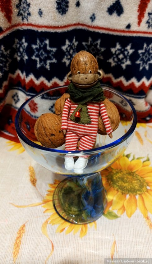 Любимые орешки 😋 — Авторские игрушки из разных материалов: синельная проволока (фото 2)