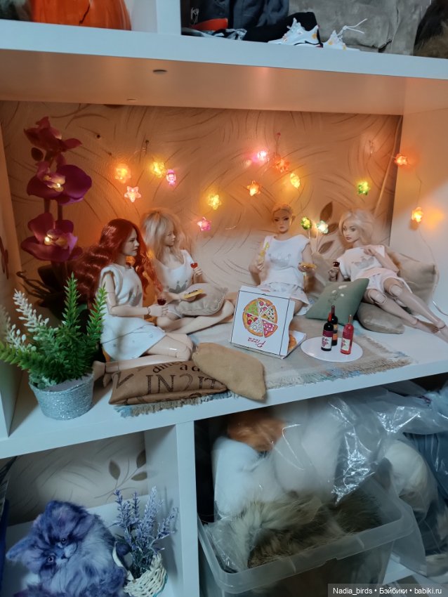 Пижамная вечеринка на полке шкафа-)