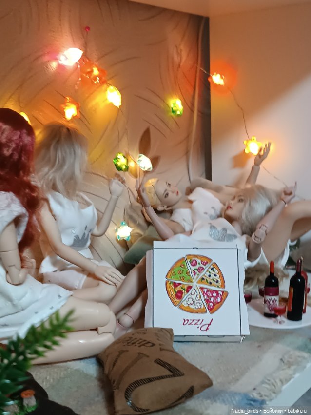 Пижамная вечеринка на полке шкафа-)