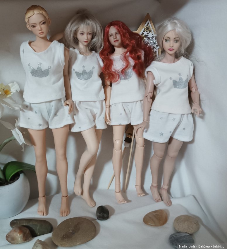 Пижамная вечеринка на полке шкафа-)