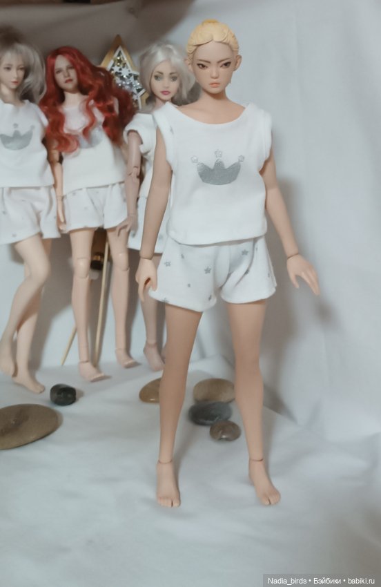 Пижамная вечеринка на полке шкафа-)