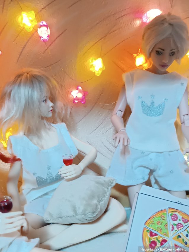 Пижамная вечеринка на полке шкафа-)