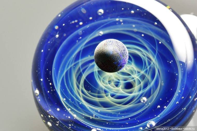 Мир вселенных, пойманных в стекло