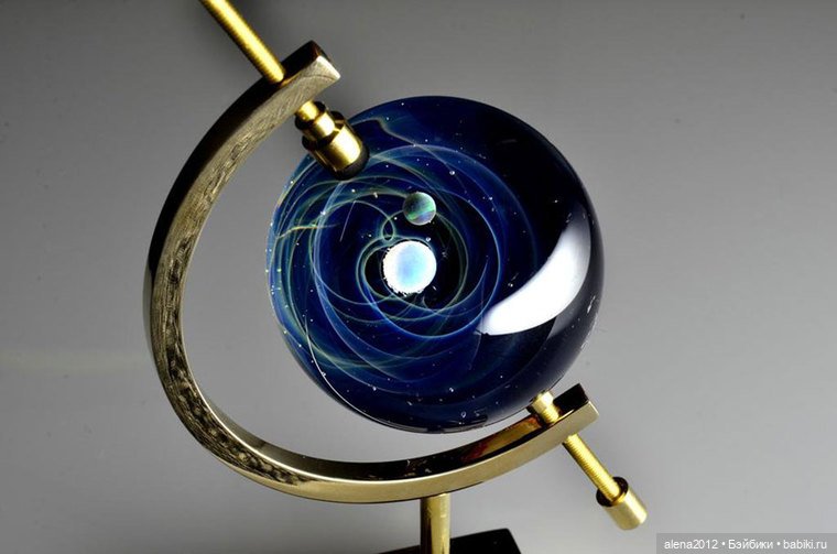 Мир вселенных, пойманных в стекло