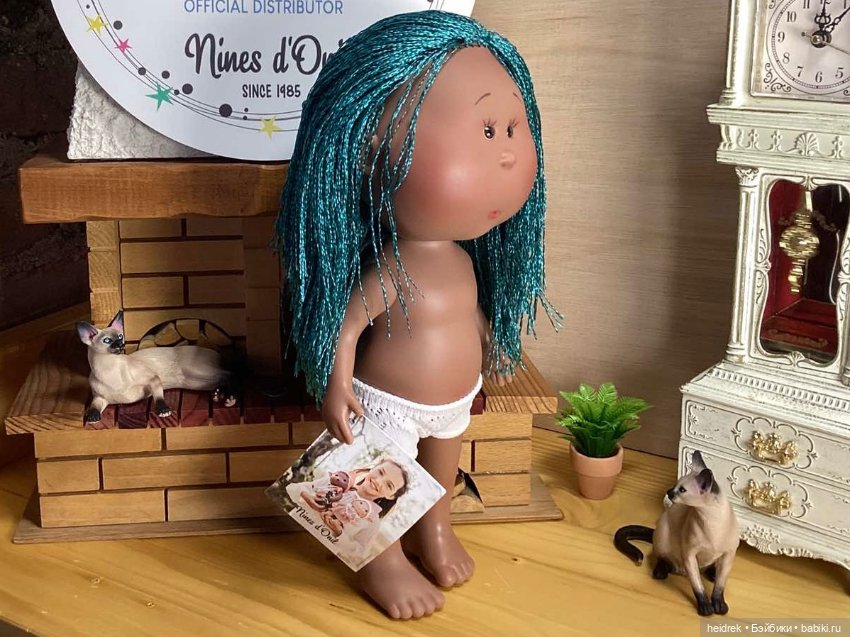 Кукла Little Mia из коллекции 2025 с трессами (афрокосичками) (фото 3)