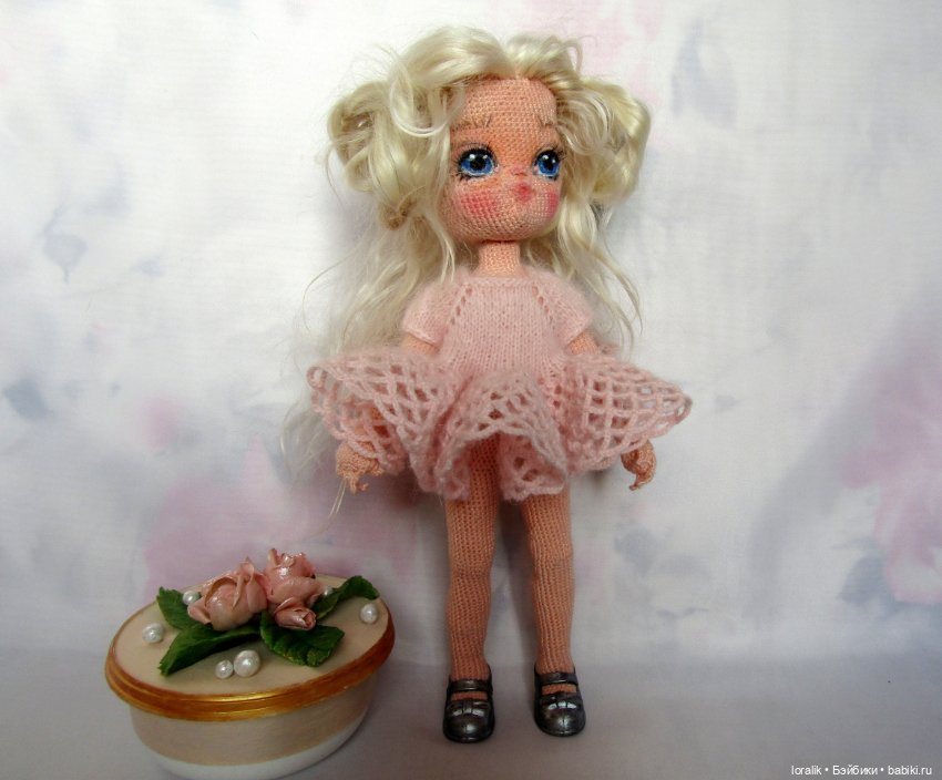 Сестрёнки. Вязаные куколки по одной схеме, но из разных клубочков (фото 4)