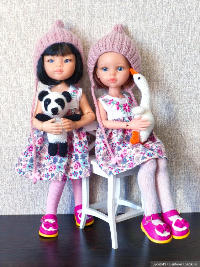 Двум сестричкам по одинаковому платью