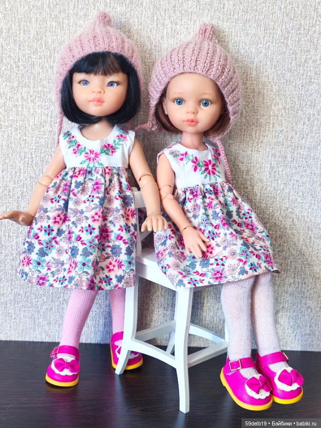 Двум сестричкам по одинаковому платью