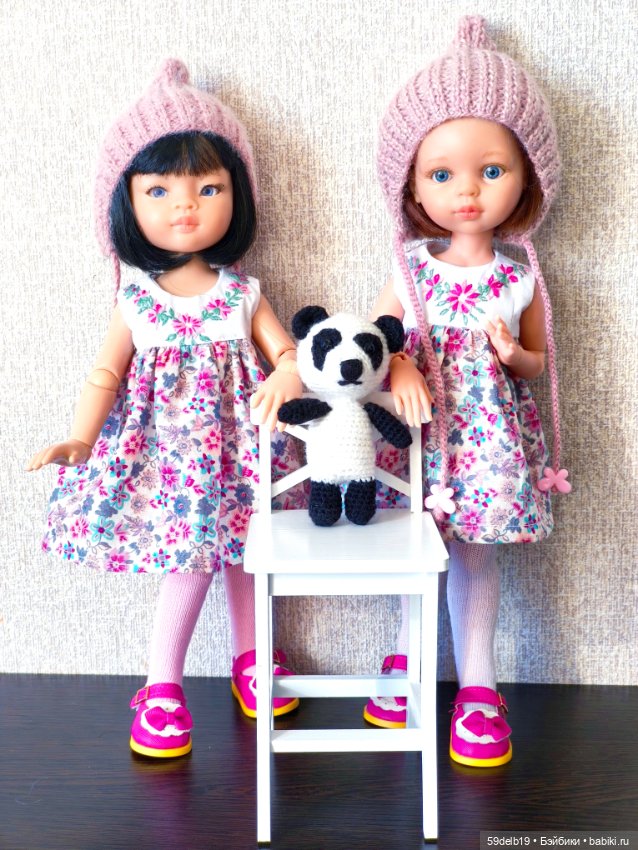 Двум сестричкам по одинаковому платью