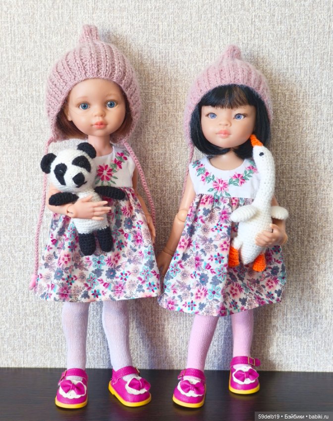 Двум сестричкам по одинаковому платью